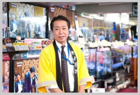 正面を向く男性従業員