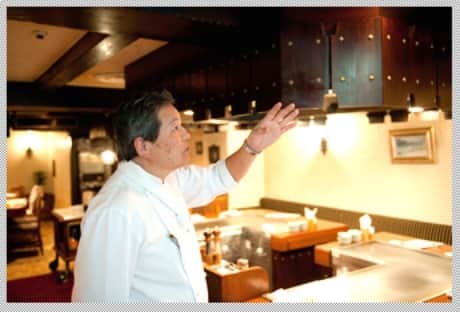 店内で話している様子の男性従業員