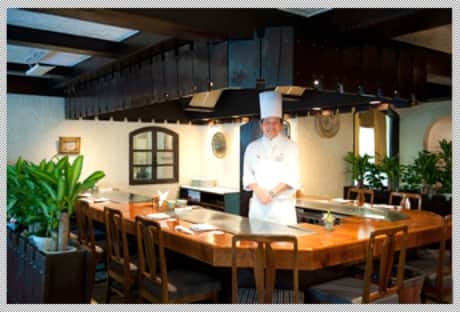 店内で笑顔でこちらを向く男性従業員