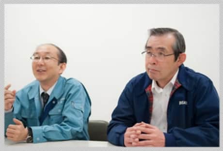 インタビューを受ける2人の男性従業員