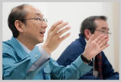 インタビューを受ける2人の男性従業員